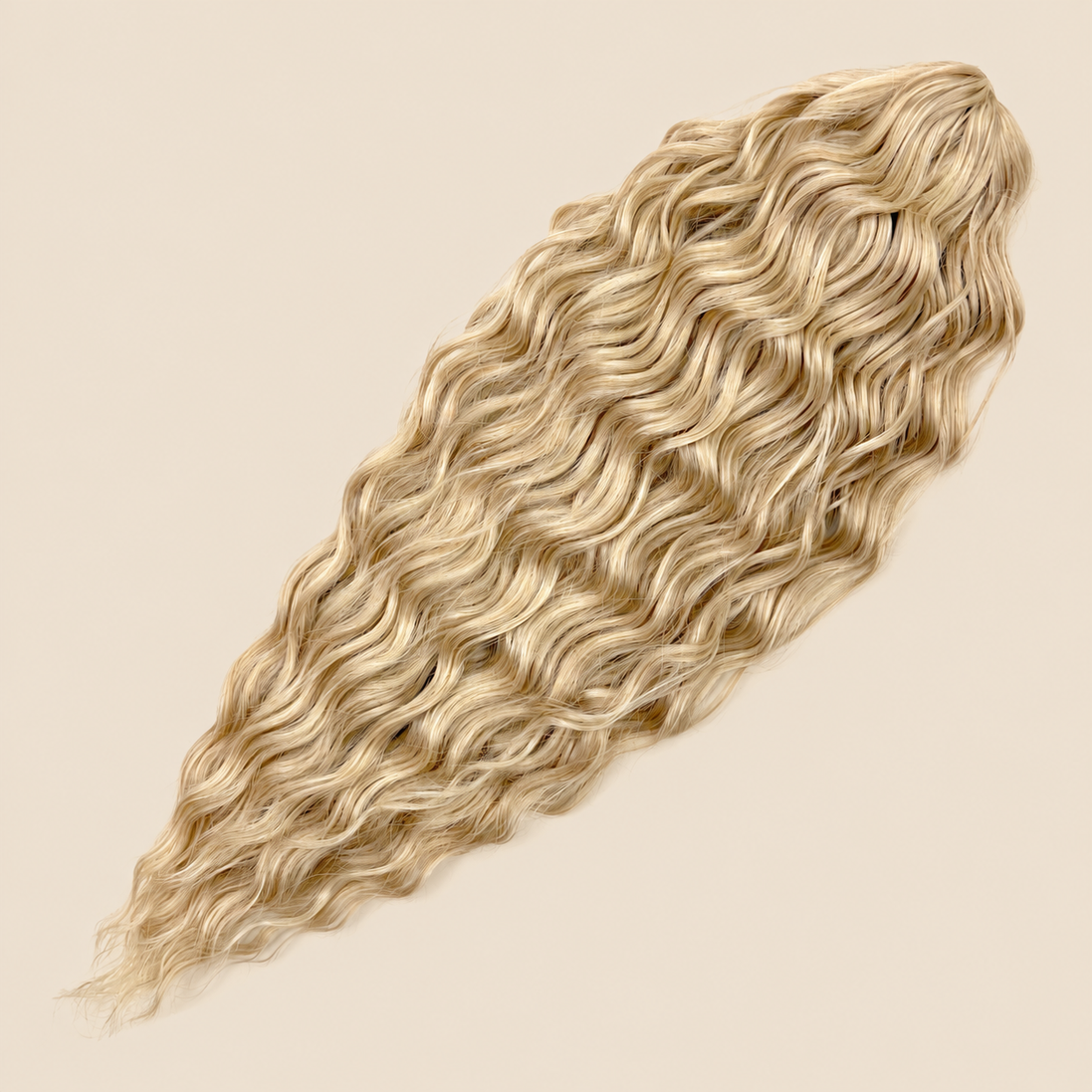 Kate golvend invlechthaar 60 cm in goudblond (613F) op beige achtergrond