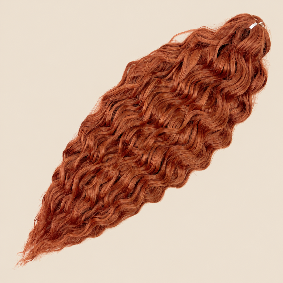 Kate golvend invlechthaar 60 cm in koperbruin (Bronze16) op beige achtergrond
