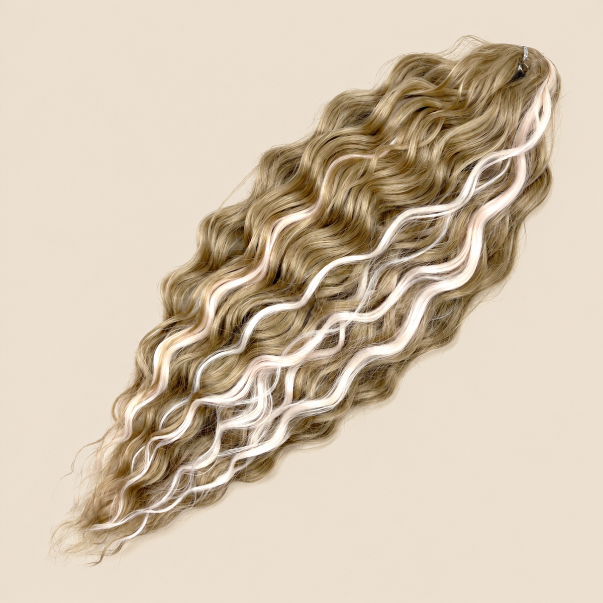 Kate golvend invlechthaar 60 cm in blond met lichte lokken (P-Linen(216)) op beige achtergrond