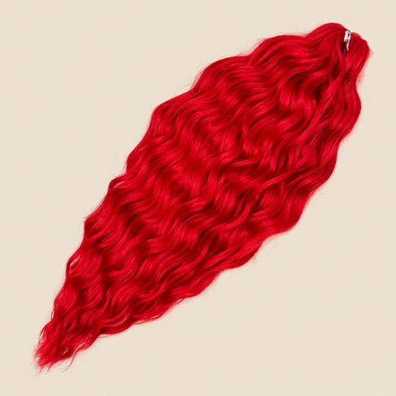 Kate golvend invlechthaar 60 cm in rood (Red) op beige achtergrond