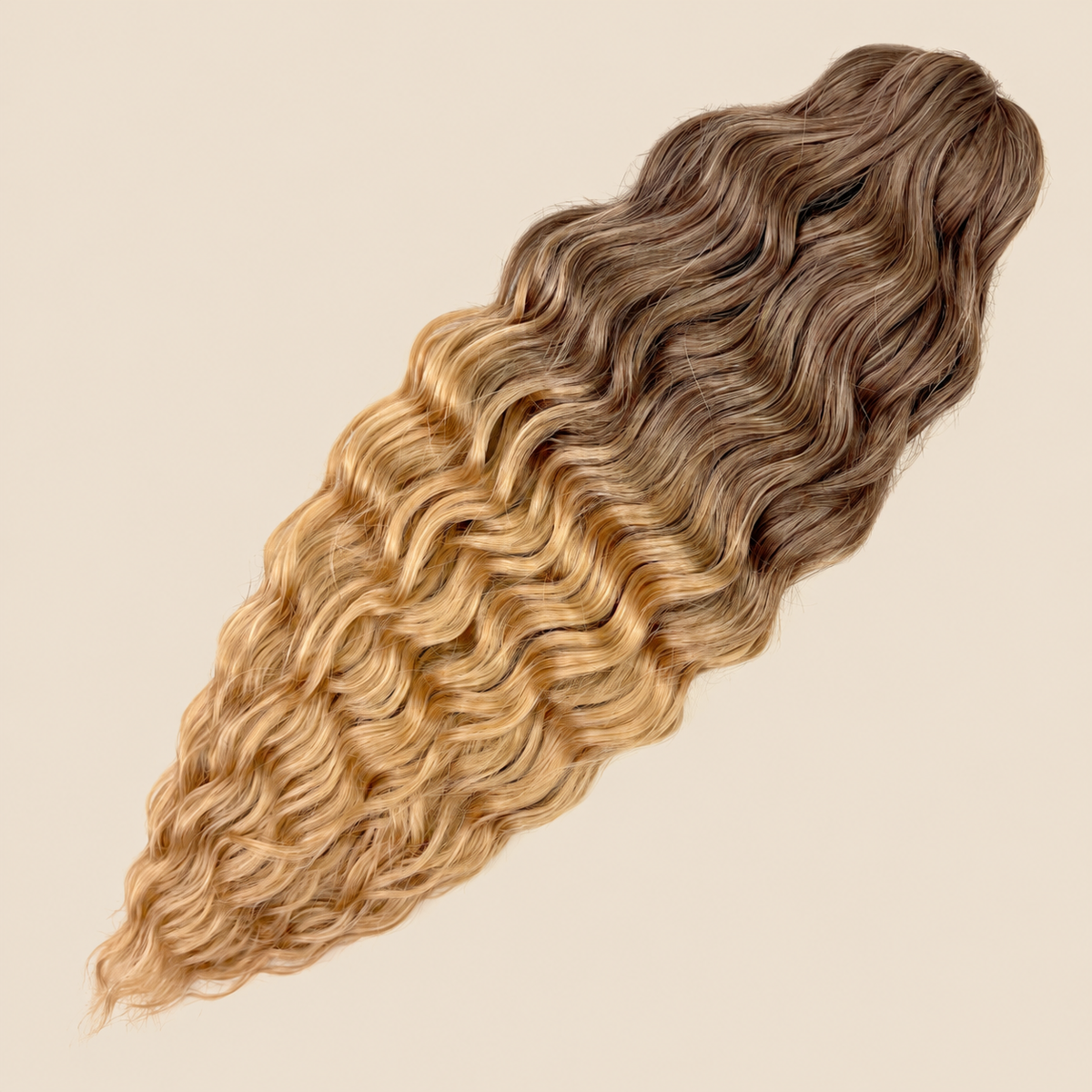 Kate golvend invlechthaar 60 cm in bruin-honingblond ombre (T-LB(19)) op beige achtergrond