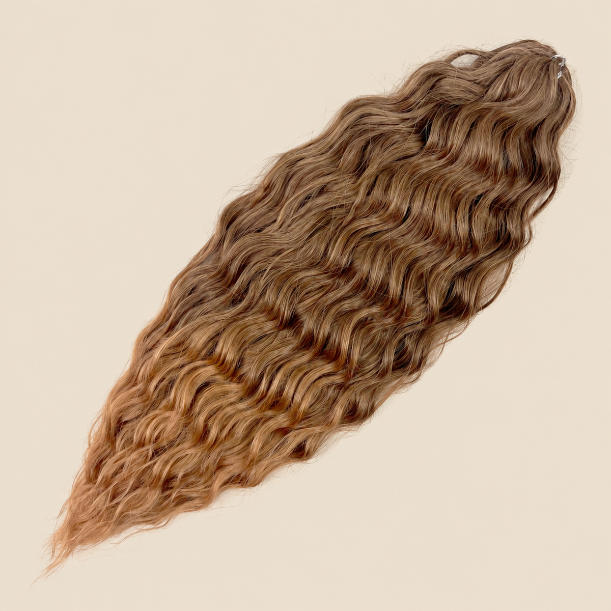 Kate golvend invlechthaar 60 cm in bruin-blond ombre (T-Linen(266)) op beige achtergrond