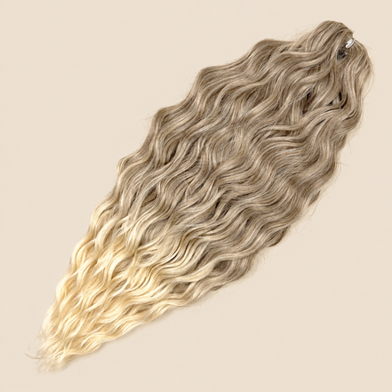 Kate golvend invlechthaar 60 cm in vlasblond ombre (T-Linen(62)) op beige achtergrond