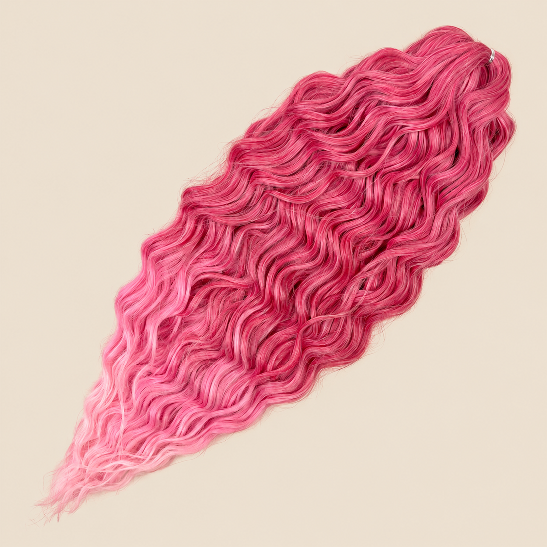 Kate golvend invlechthaar 60 cm in roze ombre (T-PPINK15) op beige achtergrond