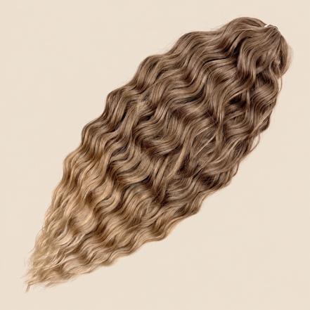 Kate golvend invlechthaar 60 cm in bruin-blond ombre (T042) op beige achtergrond