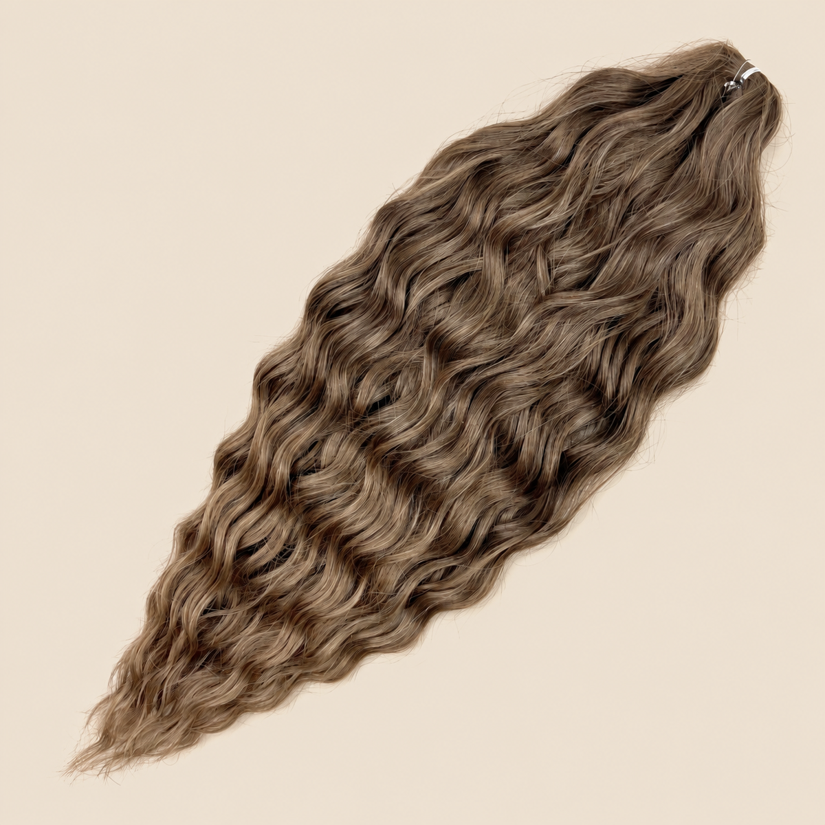 Kate golvend invlechthaar 60 cm in bruin ombre (T10/14) op beige achtergrond