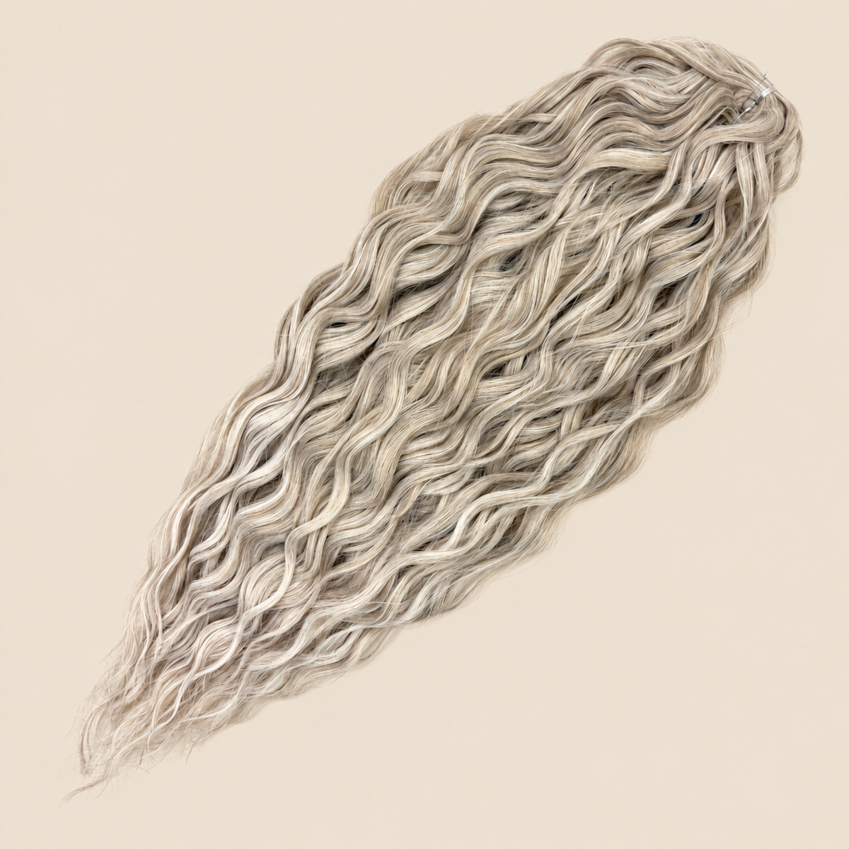 Kate golvend invlechthaar 60 cm in licht asblond ombre (T16/56C) op beige achtergrond