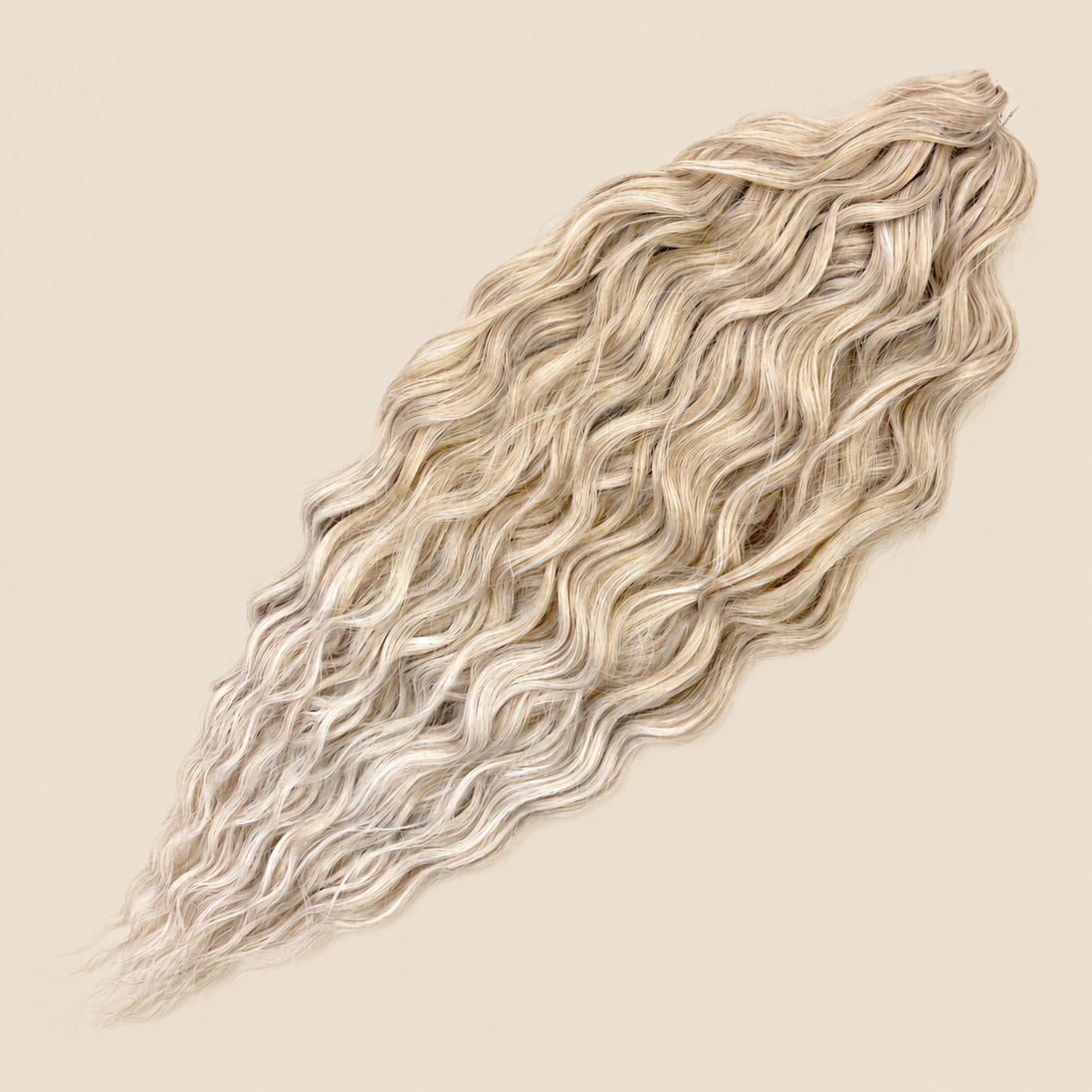Kate golvend invlechthaar 60 cm in beigeblond ombre (T16A/56C) op beige achtergrond