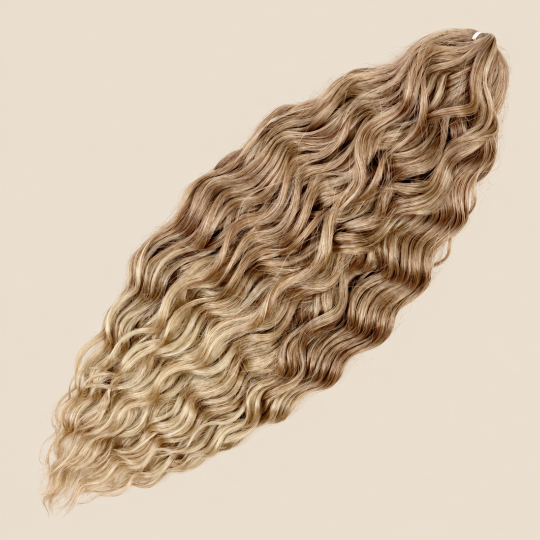 Kate golvend invlechthaar 60 cm in bruin-beigeblond ombre (T17/22) op beige achtergrond
