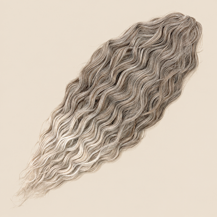 Kate golvend invlechthaar 60 cm in donker asblond ombre (T18/56C) op beige achtergrond