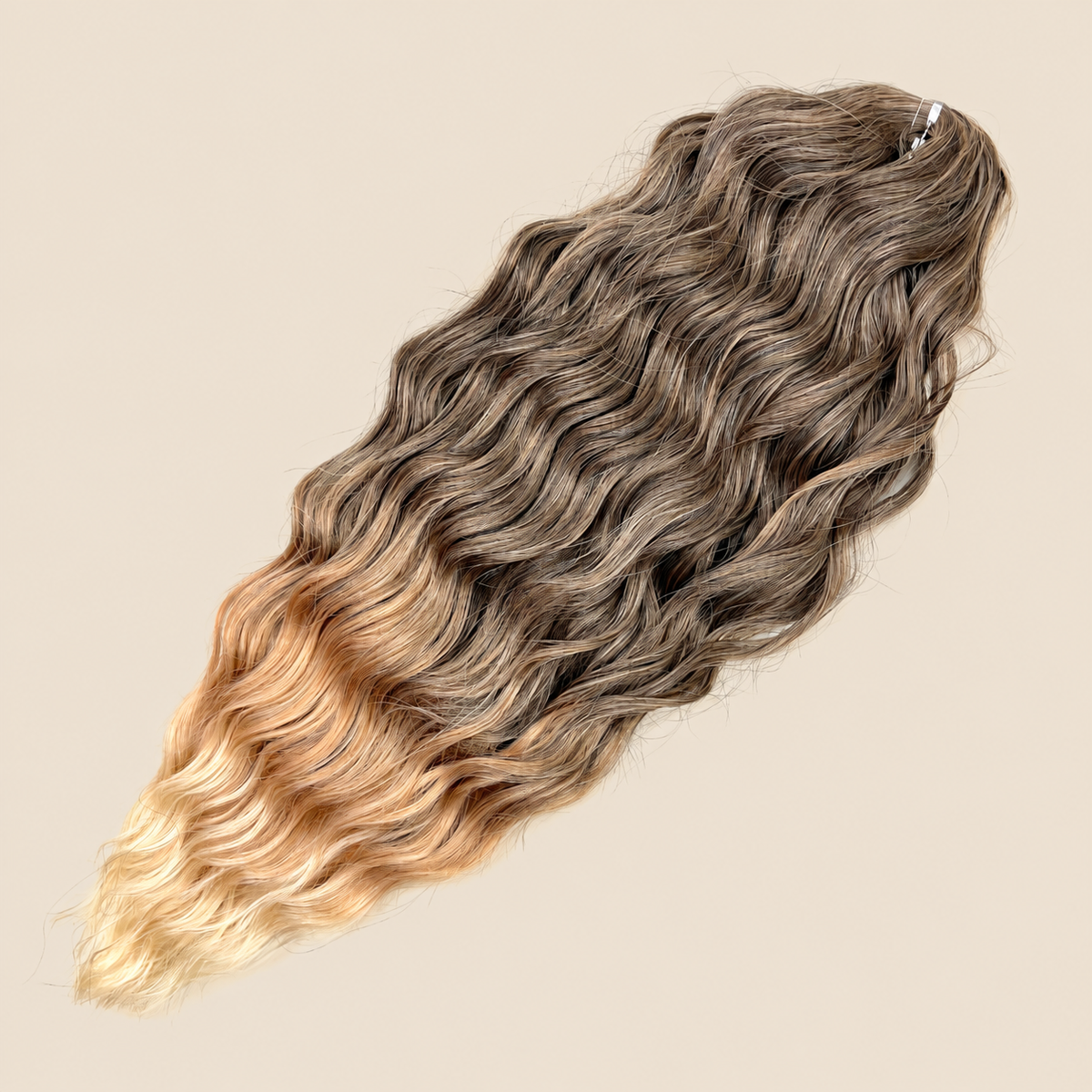 Kate golvend invlechthaar 60 cm in donkerbruin-honingblond-platinablond (T1B/27/613) op beige achtergrond