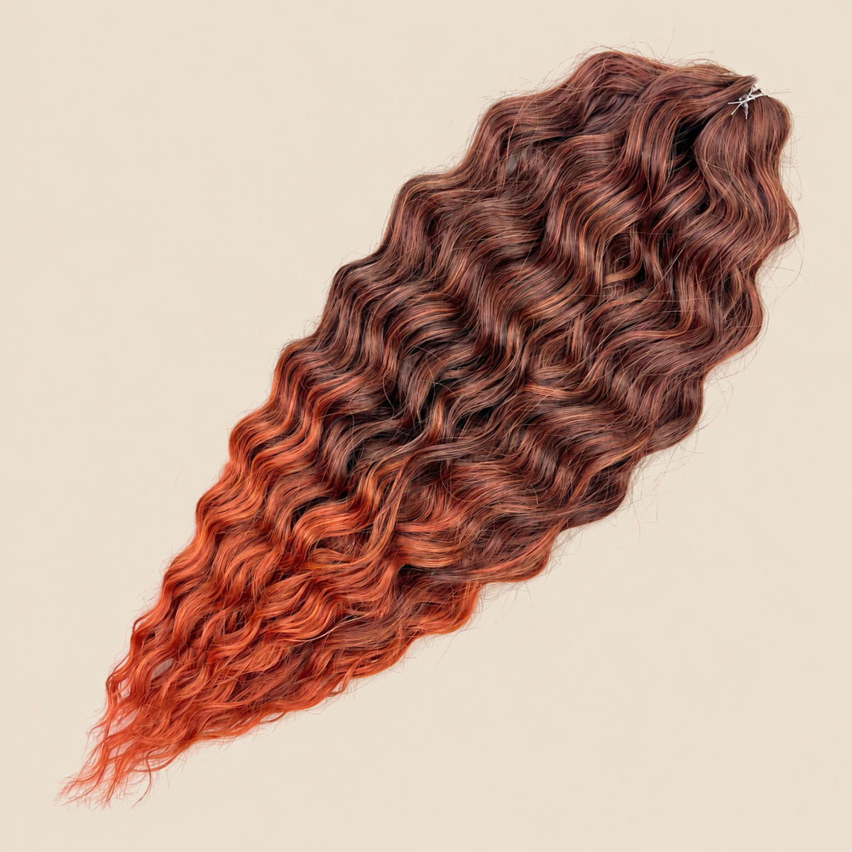 Kate golvend invlechthaar 60 cm in bruin-koper ombre (T433/27+350(1)) op beige achtergrond