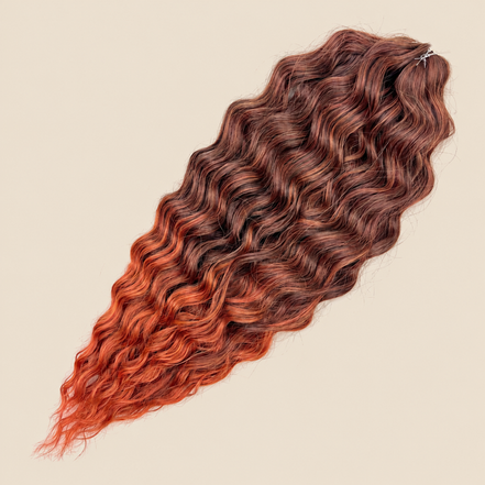 Kate golvend invlechthaar 60 cm in bruin-koper ombre (T433/27+350(1)) op beige achtergrond