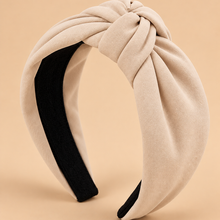 Beige knoop haarband op egale beige achtergrond