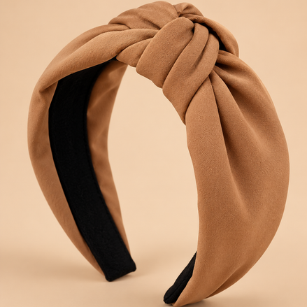 Camel knoop haarband op egale beige achtergrond