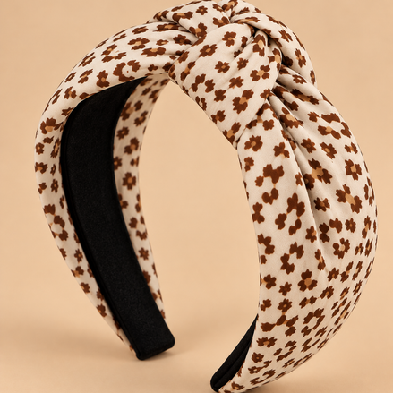 Crème bruine knoop haarband met dierenprint op egale beige achtergrond