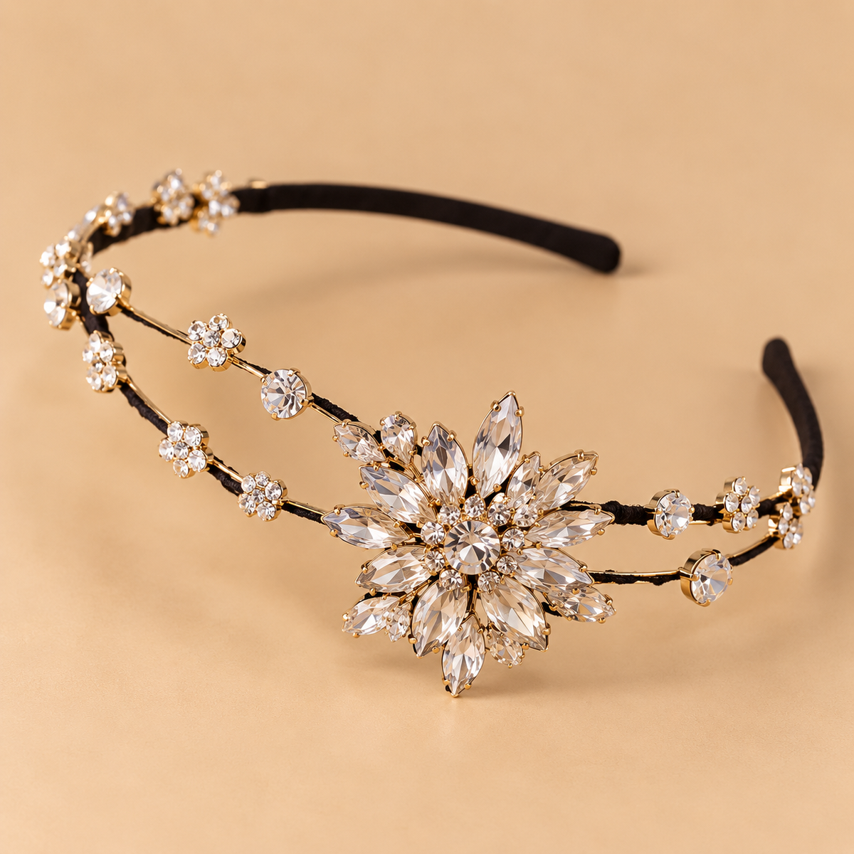 Luxe kristallen bloemen haarband met heldere strass op beige achtergrond
