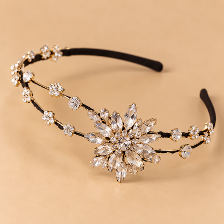 Luxe kristallen bloemen haarband met heldere strass op beige achtergrond