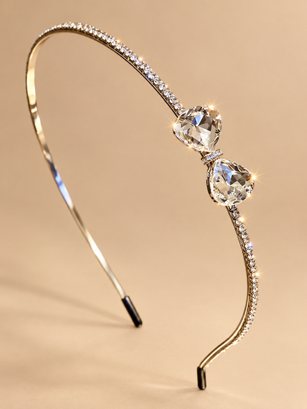 Luxe strass diadeem met kristallen strik op beige achtergrond