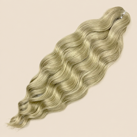 Lena golvend invlechthaar 55 cm in beigeblond (22) op beige achtergrond