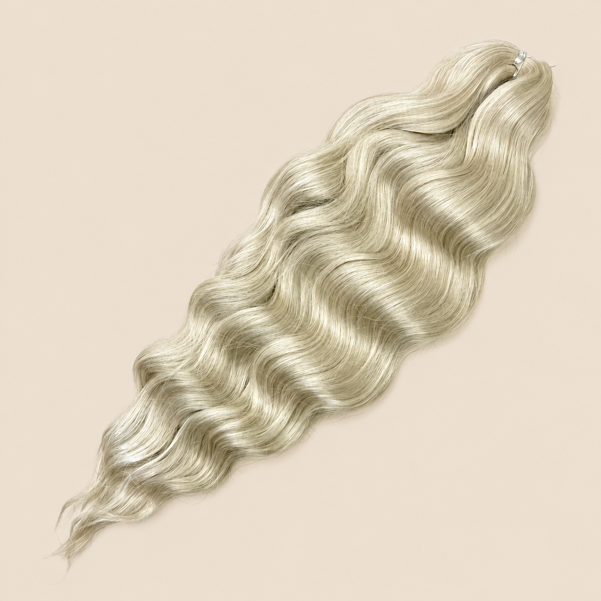 Lena golvend invlechthaar 55 cm in asblond (56D) op beige achtergrond