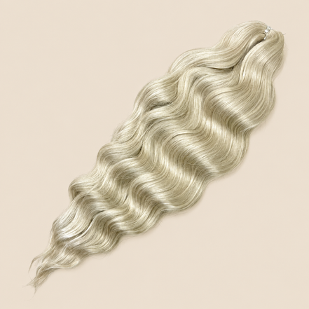 Lena golvend invlechthaar 55 cm in asblond (56D) op beige achtergrond