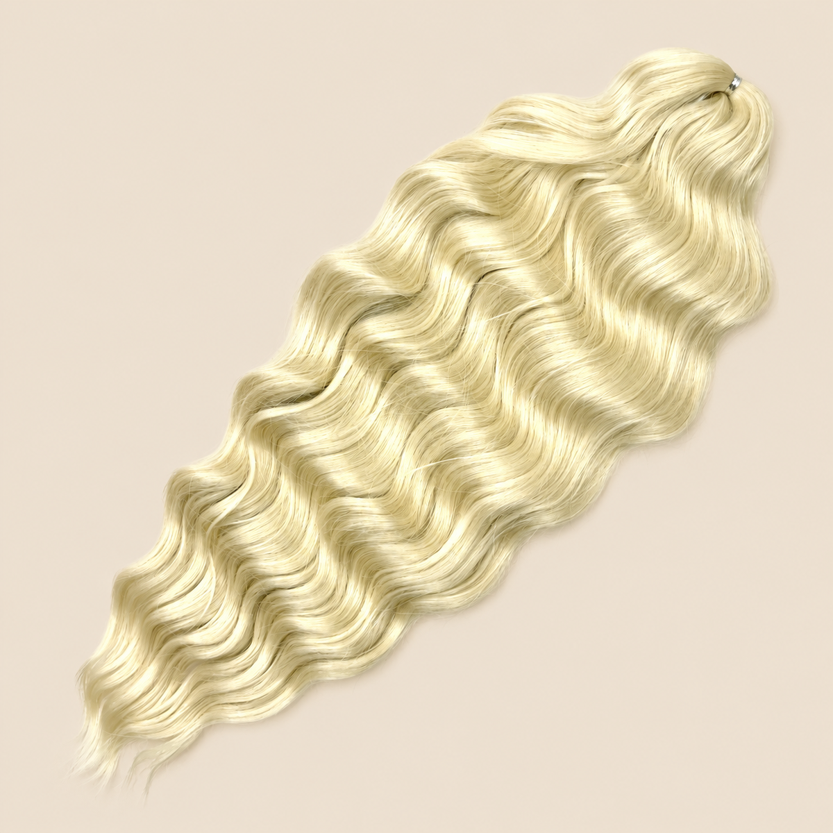 Lena golvend invlechthaar 55 cm in platinablond (613) op beige achtergrond