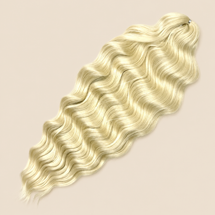 Lena golvend invlechthaar 55 cm in platinablond (613) op beige achtergrond