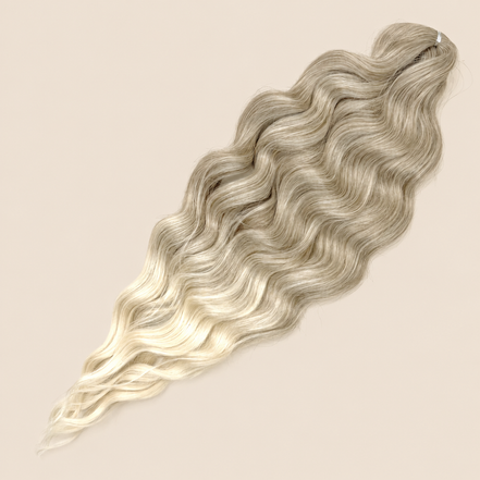 Lena golvend invlechthaar 55 cm in vlasblond ombre (T-Linen(62)) op beige achtergrond
