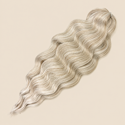 Lena golvend invlechthaar 55 cm in licht asblond (T16/56C) op beige achtergrond