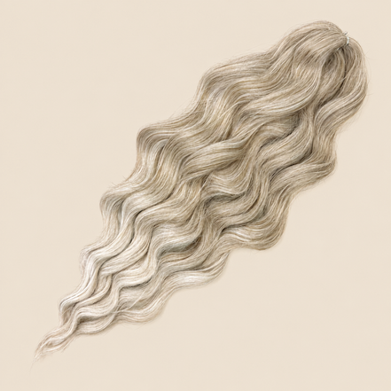 Lena golvend invlechthaar 55 cm in donker asblond (T18/56C) op beige achtergrond