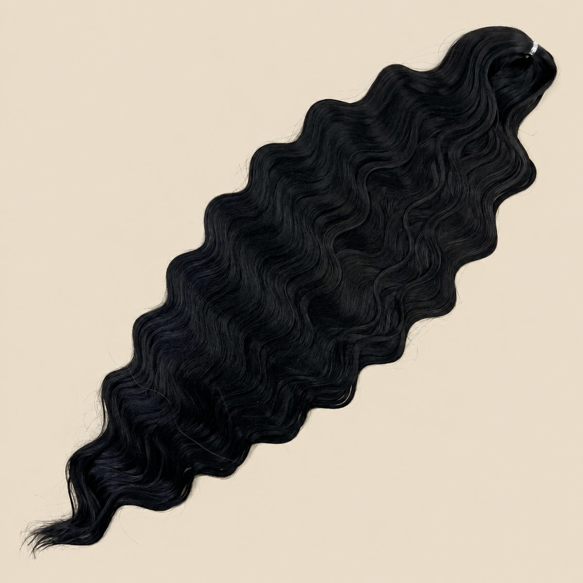 Lucy golvend invlechthaar 75 cm 100 gram, natuurlijk zwart (1B), op beige achtergrond
