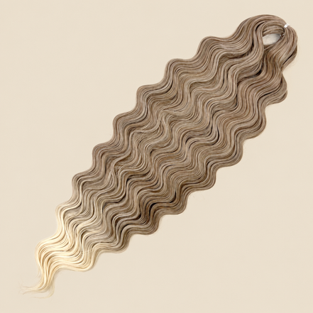 Lucy golvend invlechthaar 75 cm 100 gram, bruin-blond ombre (T-Linen(62)), op beige achtergrond