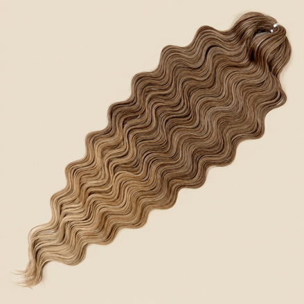 Lucy golvend invlechthaar 75 cm 300 gram, bruin-beigeblond ombre (T042), op beige achtergrond