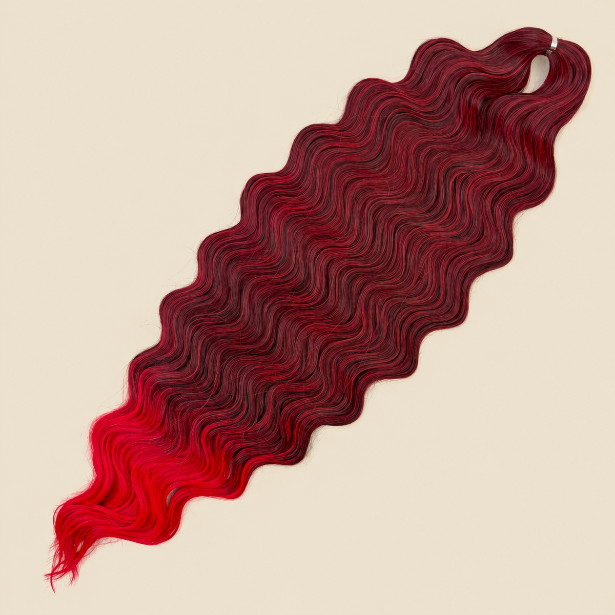 Lucy golvend invlechthaar 75 cm 100 gram, zwart-rood ombre (T1B/RED), op beige achtergrond