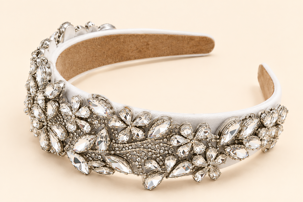 Luxe witte haarband met zilverkleurige strass stenen