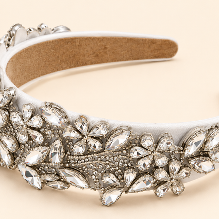 Luxe witte haarband met zilverkleurige strass stenen