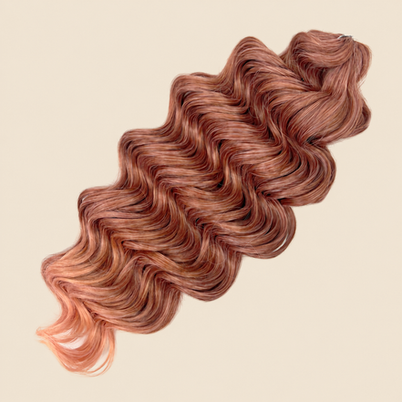 Manasi golvend invlechthaar 50 cm – 300 gram – T-Chestnut9 op beige achtergrond