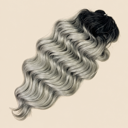Manasi golvend invlechthaar 50 cm – 100 gram – TT1/STREEL op beige achtergrond