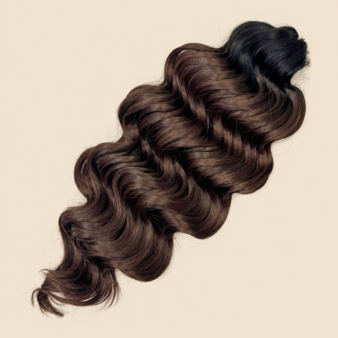 Manasi golvend invlechthaar 50 cm – 100 gram – TT1B/DBROWN16 op beige achtergrond