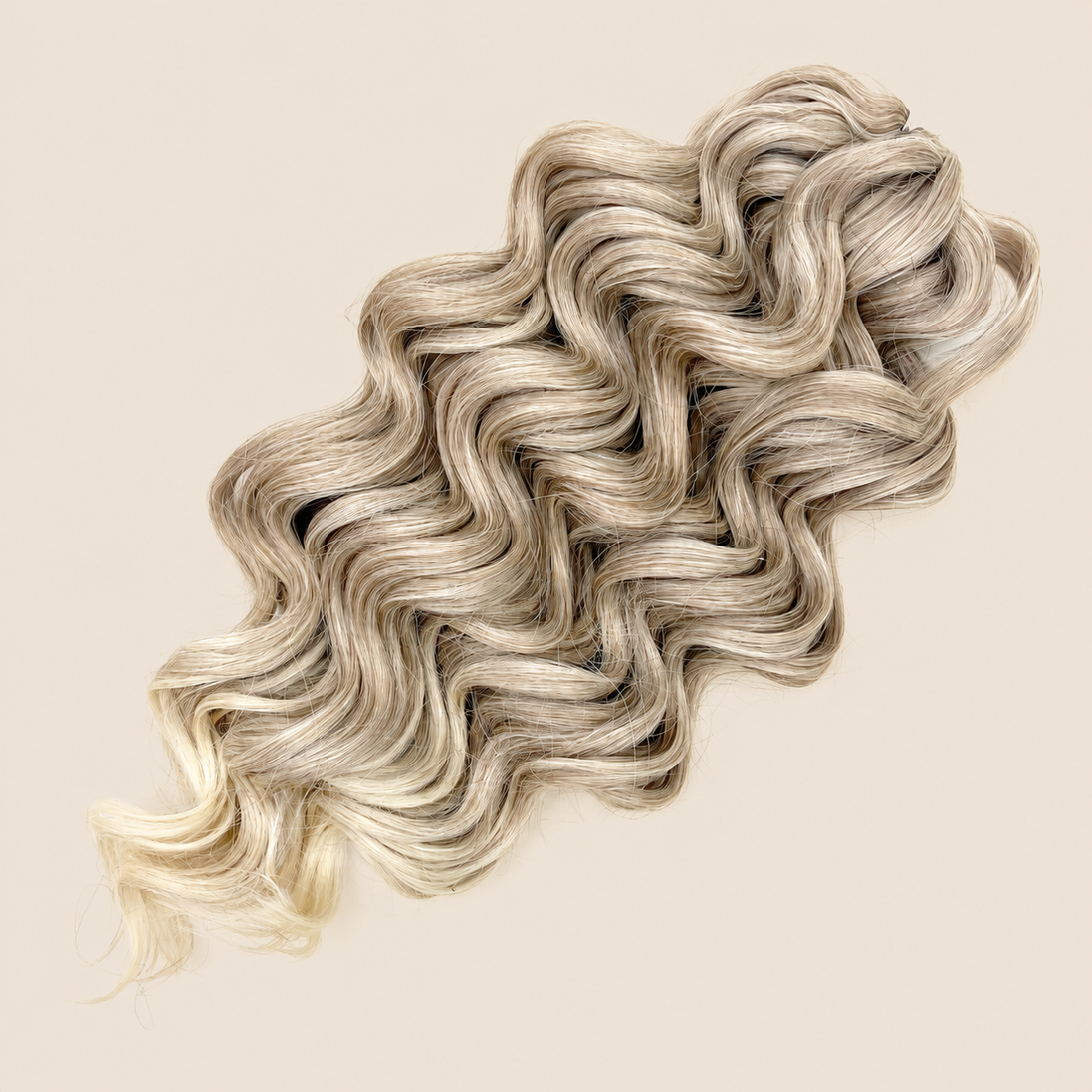 Manasi golvend invlechthaar 50 cm – 100 gram – T-Linen(62) op beige achtergrond