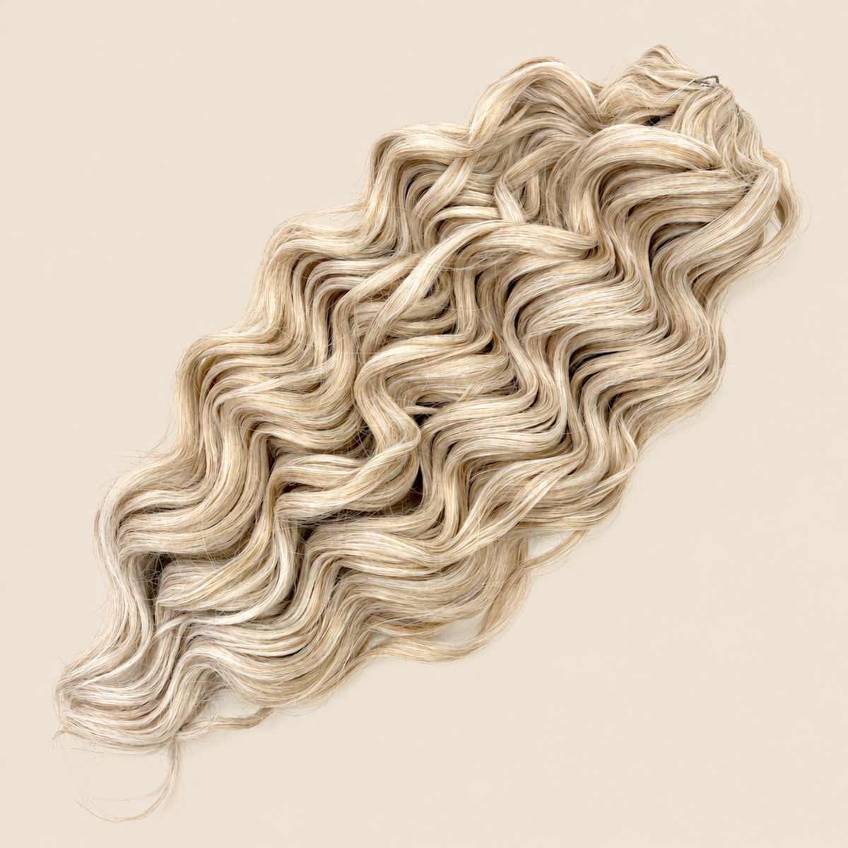 Manasi golvend invlechthaar 50 cm – 300 gram – T16A/56C op beige achtergrond