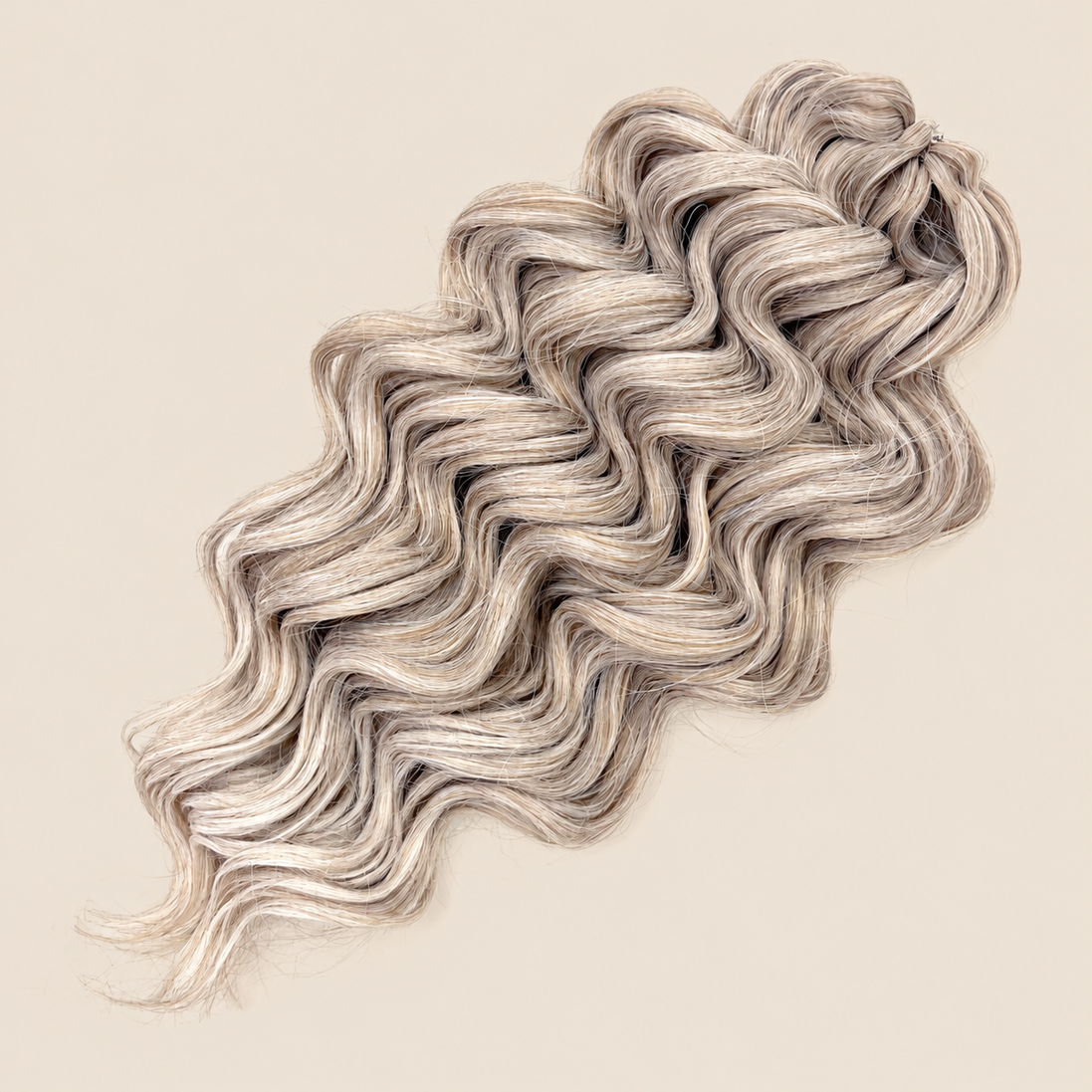 Manasi golvend invlechthaar 50 cm – 100 gram – T18/56C op beige achtergrond
