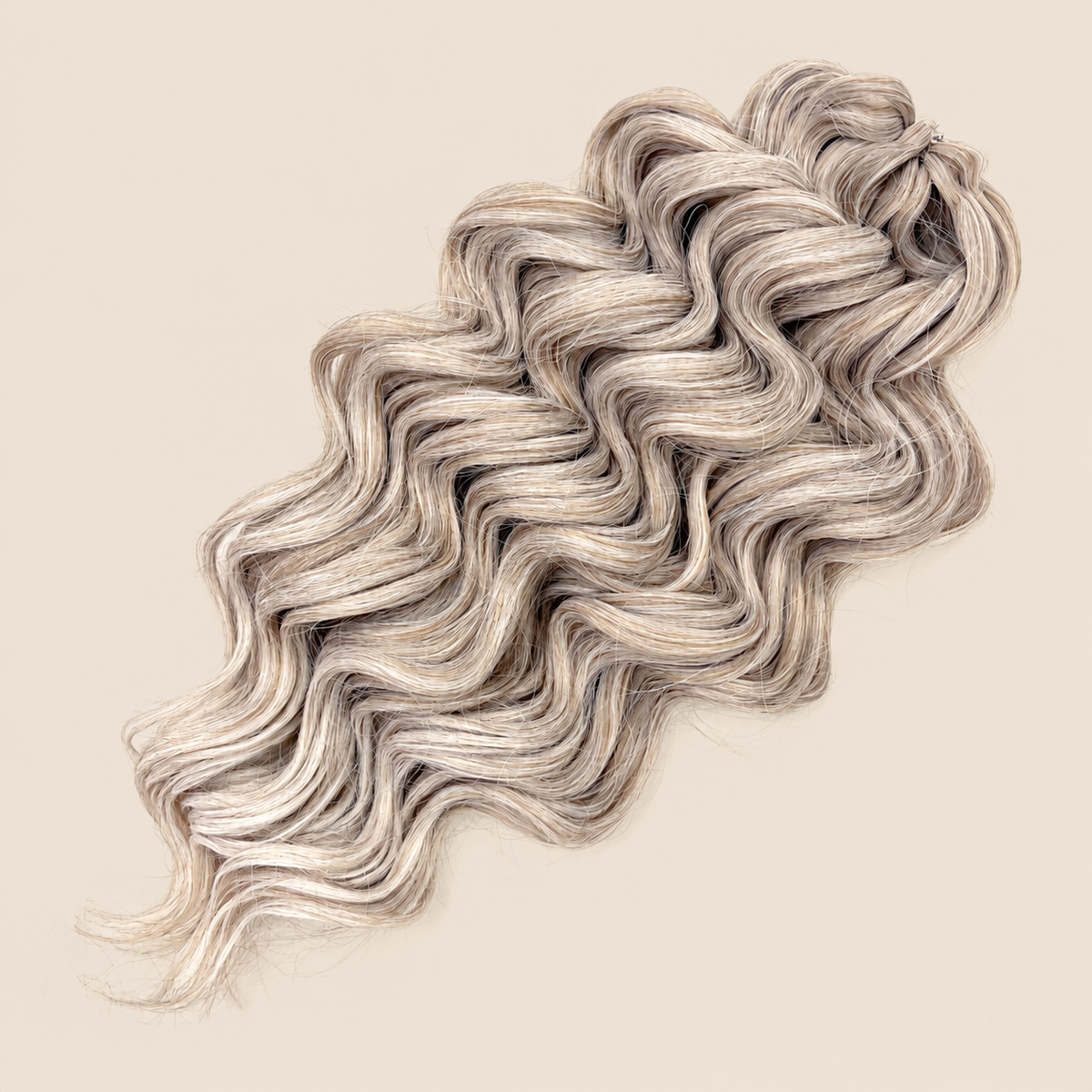 Manasi golvend invlechthaar 50 cm – 100 gram – T18/56C op beige achtergrond