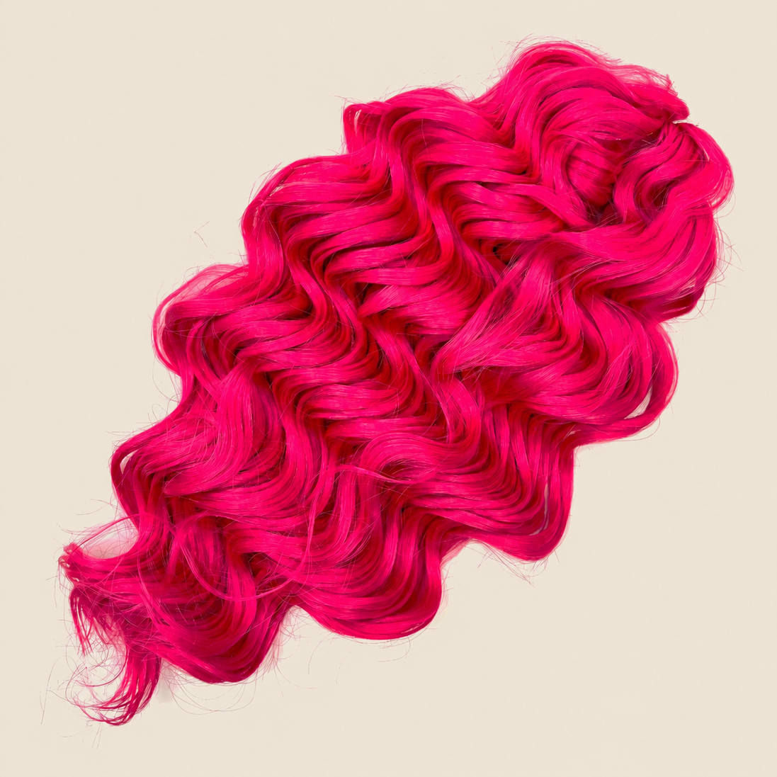 Manasi golvend invlechthaar 50 cm – 100 gram – Pink1 op beige achtergrond