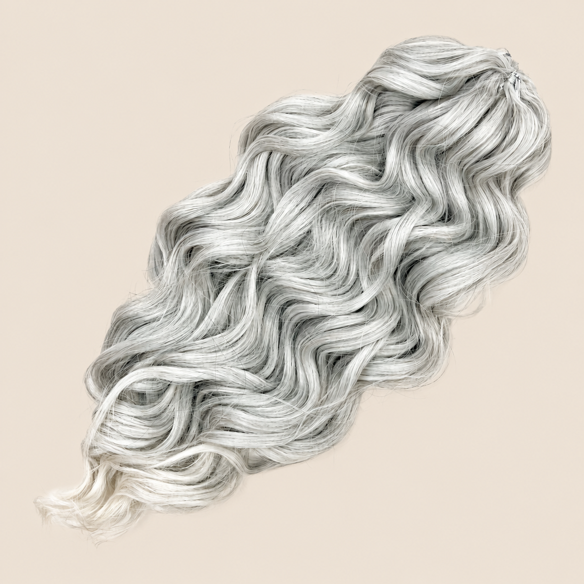 Manasi golvend invlechthaar 50 cm – 100 gram – T-Grey31 op beige achtergrond