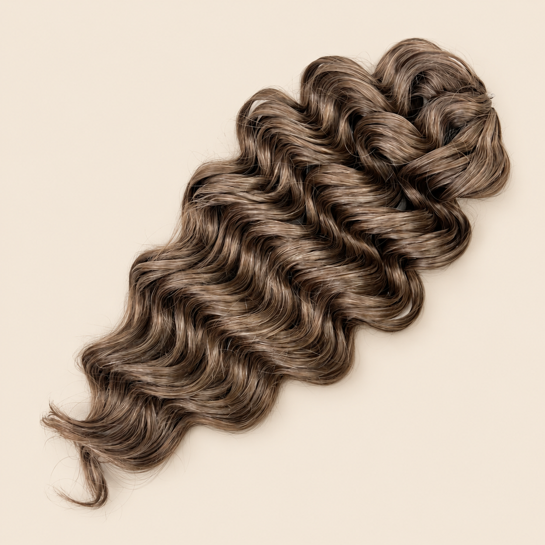 Manasi golvend invlechthaar 50 cm – 100 gram – 18T op beige achtergrond