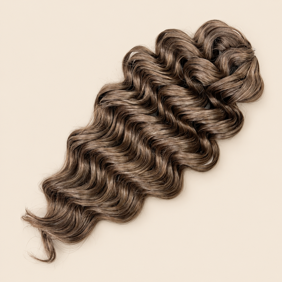 Manasi golvend invlechthaar 50 cm – 100 gram – 18T op beige achtergrond