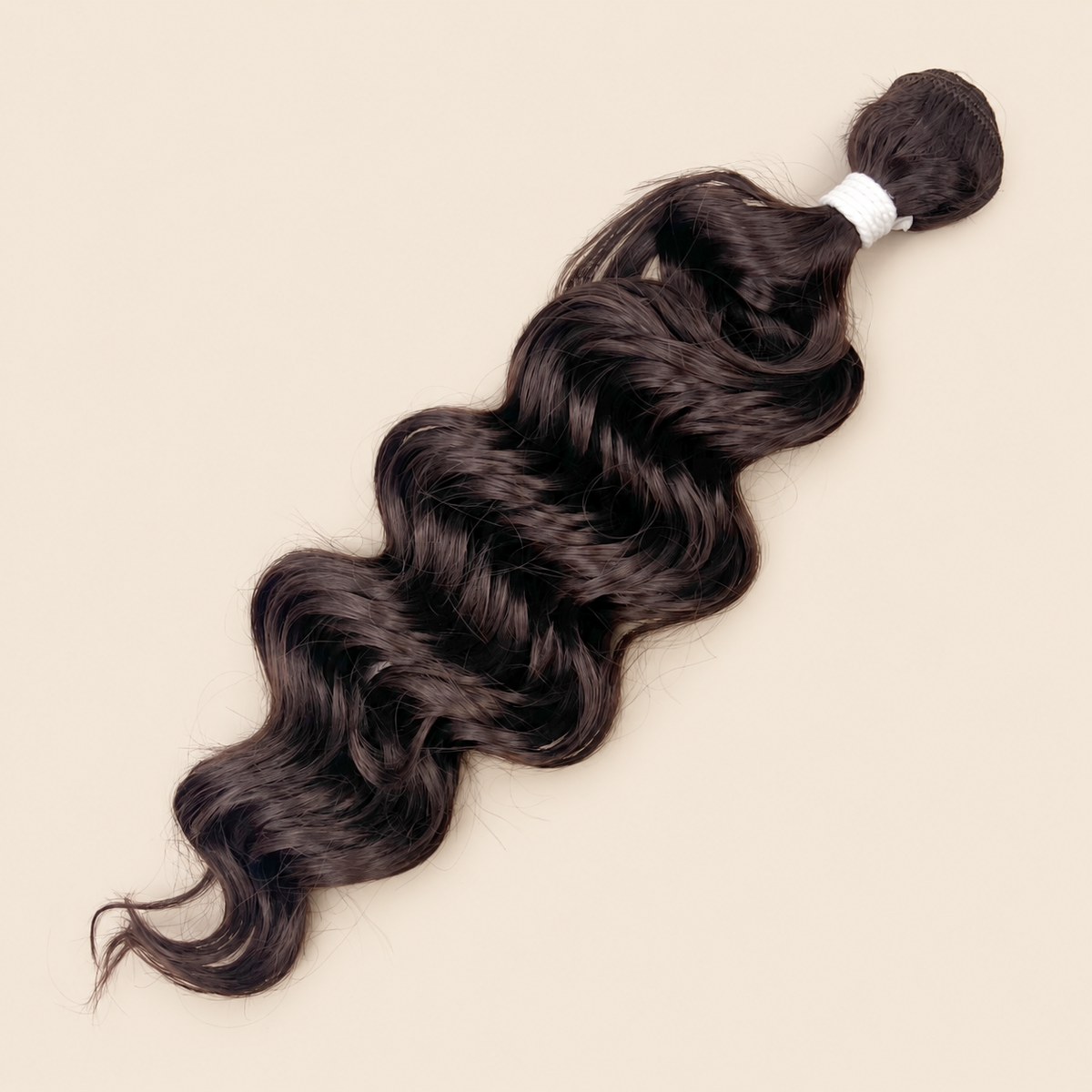 Manasi synthetische weave 50 cm – 100 gram – 4 op beige achtergrond