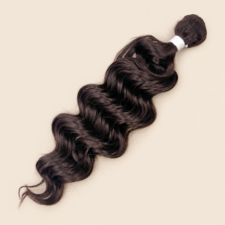 Manasi synthetische weave 50 cm – 100 gram – 4 op beige achtergrond